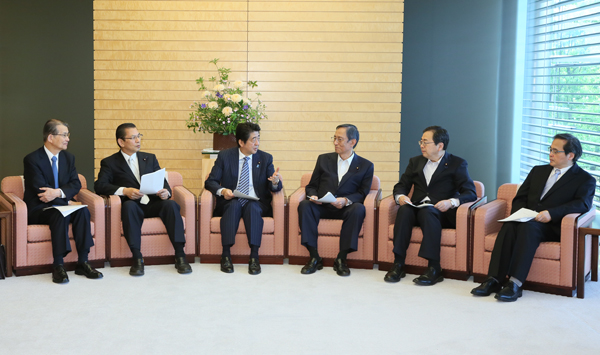安倍总理在总理大臣官邸接收了议员联盟“科学技术之会”递交的《提议》。