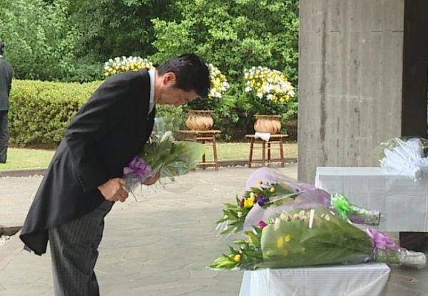 安倍总理出席了在千鸟之渊战殁者墓苑举行的祭拜仪式。
