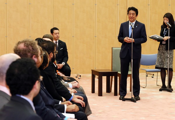 安倍总理在总理大臣官邸接受了哈佛大学肯尼迪政府学院的学生的拜会。