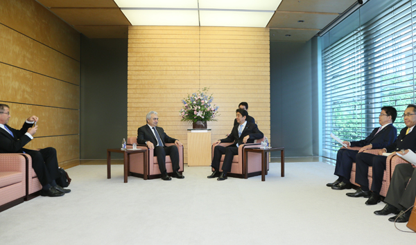 安倍总理在总理大臣官邸接受了国际能源署（IEA）署长法提赫•比罗尔的拜会。