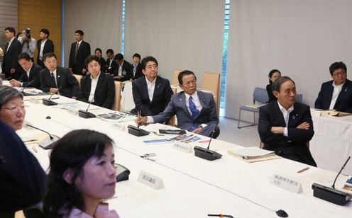 安倍总理在总理大臣官邸召开了第22次综合科学技术・创新会议。