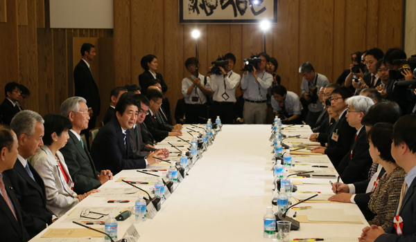 安倍总理在总理大臣官邸出席了第50次规制改革会议。