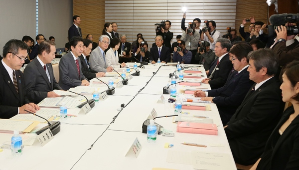 安倍总理在总理大臣官邸召开了第1次教育再生实行会议提议后续会议。