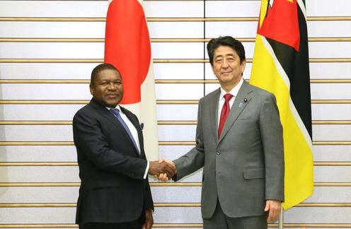 安倍总理在总理大臣官邸与莫桑比克共和国总统菲利佩·雅辛托·纽西举行了首脑会谈等。