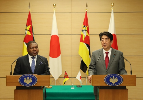 安倍总理在总理大臣官邸与莫桑比克共和国总统菲利佩·雅辛托·纽西举行了首脑会谈等。