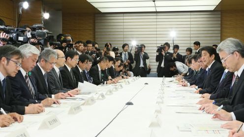安倍总理在总理大臣官邸出席了“2016年震源在熊本县熊本地区的地震紧急灾害对策本部会议”（第3次）。