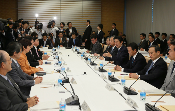 安倍总理在总理大臣官邸召开了第24次产业竞争力会议。