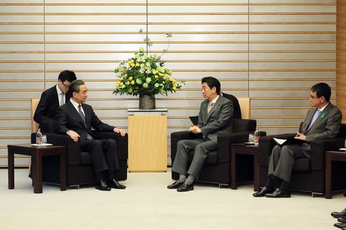 安倍总理在总理大臣官邸接受了中华人民共和国国务委员兼外交部长王毅的拜会。