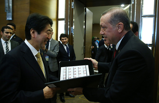 安倍总理为了出席G20（关于金融市场・世界经济的首脑会议）继续访问了土耳其共和国的安塔利亚。