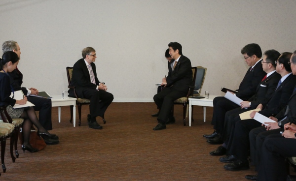 2015年12月16日，安倍总理在东京都内于“新开发目标的时代与全民健康覆盖（UHC）国际会议”开会前，接受了比尔及梅琳达·盖茨基金会联合主席比尔·盖茨的拜会。