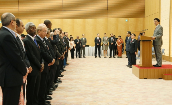 安倍总理在总理大臣官邸举办了与驻东京伊斯兰国家外交使团的开斋晚宴。