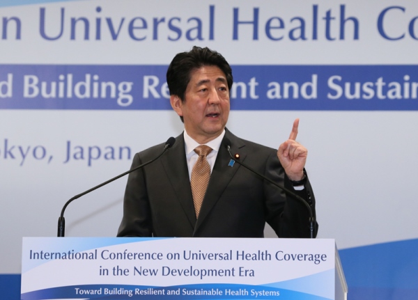 安倍总理出席了在东京都内举行的新开发目标的时代与全民健康覆盖（UHC）国际会议开幕式。