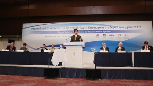 安倍总理出席了在东京都内举行的新开发目标的时代与全民健康覆盖（UHC）国际会议开幕式。