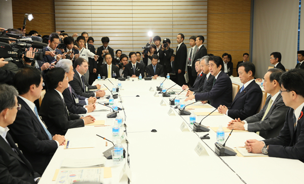 安倍总理在总理大臣官邸召开了第1次“面向未来投资的官民对话”。