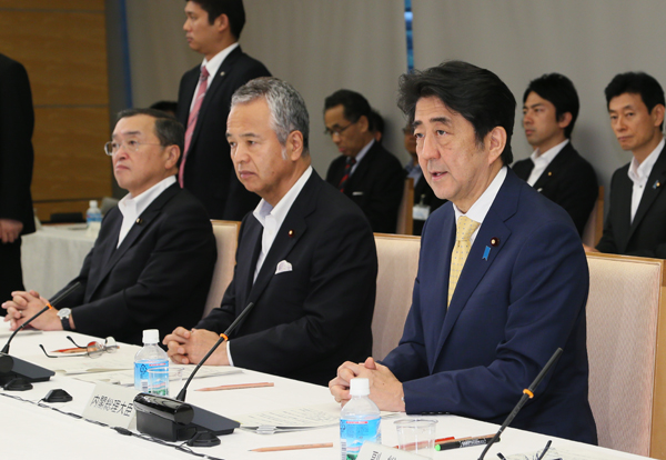 安倍总理在总理大臣官邸召开了2015年第12次经济财政咨询会议。