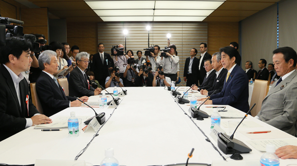 安倍总理在总理大臣官邸召开了2015年第12次经济财政咨询会议。