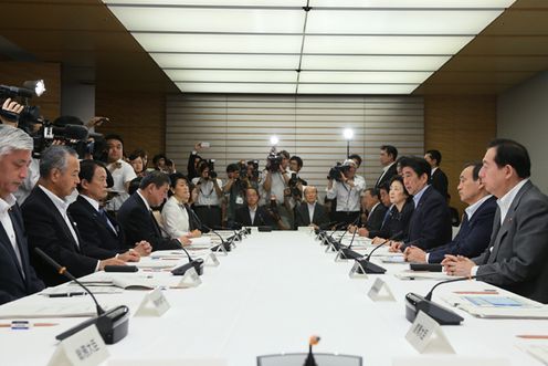 安倍总理在总理大臣官邸召开了国土强韧化推进本部会议。