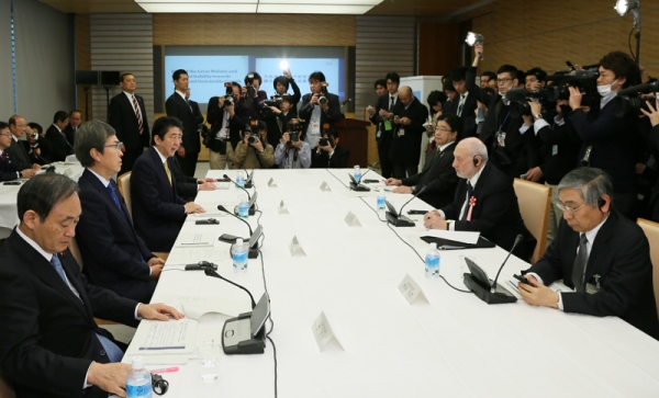 安倍总理在总理大臣官邸召开了第1次国际金融经济分析会议。