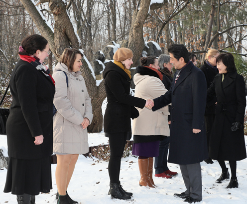 安倍总理访问日本庭园