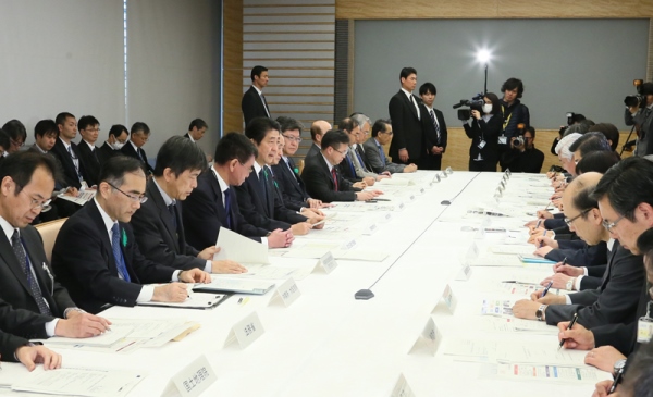安倍总理在总理大臣官邸出席了“2016年震源在熊本县熊本地区的地震紧急灾害对策本部会议”（第5次）。