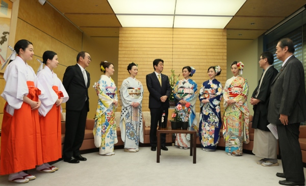 安倍总理在总理大臣官邸接受了来自久留米市的纪念品山茶花。
