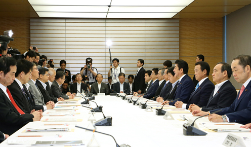 安倍总理在总理大臣官邸召开了第15次宇宙开发战略本部会议。