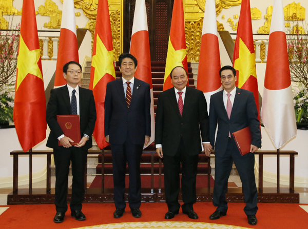 安倍总理访问了越南社会主义共和国的河内。