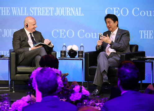 安倍总理出席了在东京都内举行的《华尔街日报》首席执行长理事会晚宴活动。