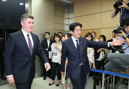安倍总理在总理大臣官邸举行了日本・克罗地亚的首脑会谈等。