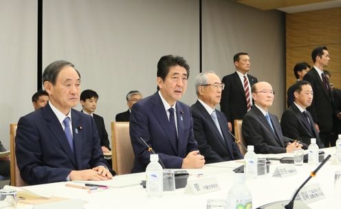 安倍总理在总理大臣官邸出席了第1次“有关减轻天皇公务负担等的有识之士会议”。