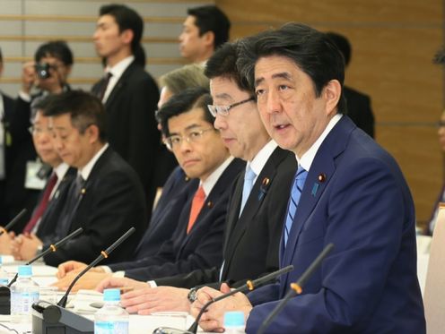 安倍总理在总理大臣官邸召开了第9次工作方式改革实现会议。