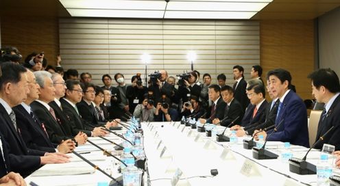 安倍总理在总理大臣官邸召开了第9次工作方式改革实现会议。