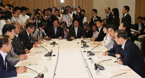 安倍总理在总理大臣官邸出席了2015年度第1次“中央与地方协商会议”。