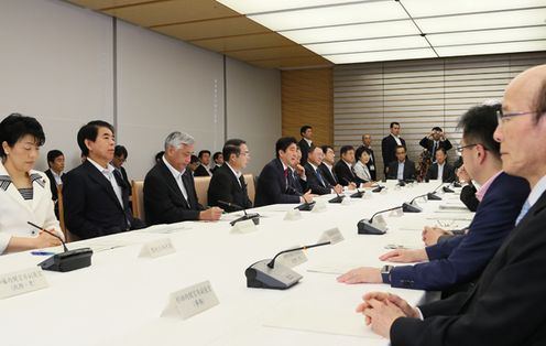 安倍总理在总理大臣官邸召开了第30次地球温暖化对策推进本部会议。