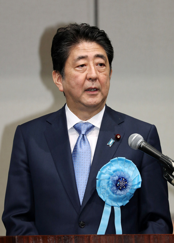 安倍总理在东京都内与北朝鲜绑架受害者家属举行了恳谈，并出席了“仍未结束、坚持到底，通过制裁与国际合作实现救出全员！国民大集会”。
