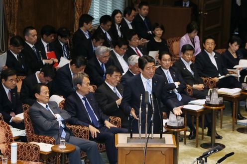 安倍总理出席了参议院预算委员会及全体会议。