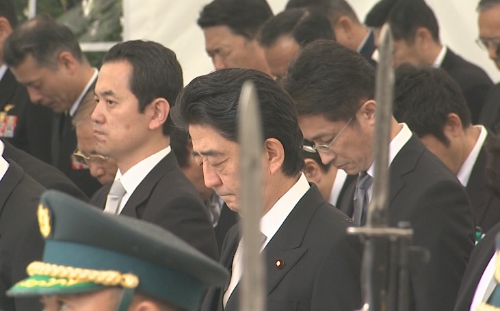 安倍总理出席了在防卫省举行的2015年度自卫队殉职队员追悼仪式。