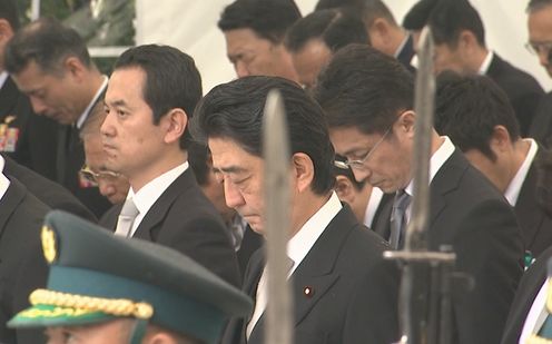 安倍总理出席了在防卫省举行的2015年度自卫队殉职队员追悼仪式。