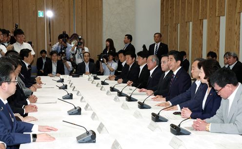 安倍总理在总理大臣官邸召开了有关行政文件管理方式等的阁僚会议。