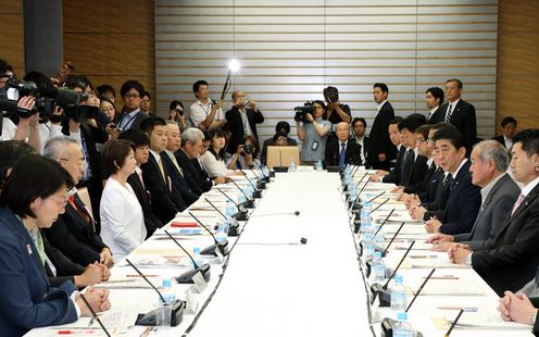 安倍总理在总理大臣官邸召开了第15次城市・居民・工作创生会议。