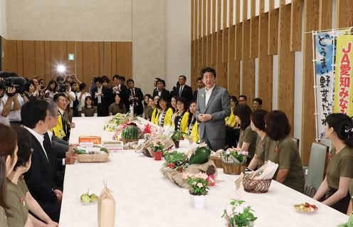 安倍总理在总理大臣官邸接受了爱知县丰桥市・田原市访问团的拜访。