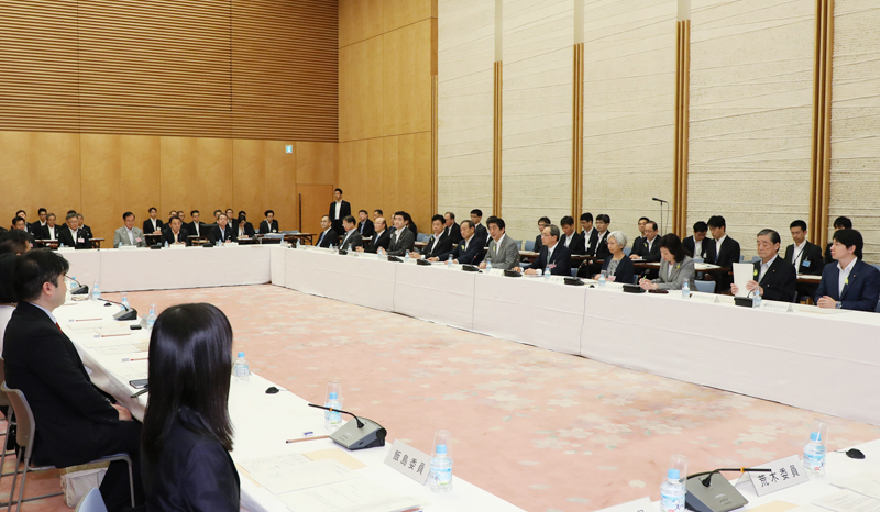 安倍总理在总理大臣官邸出席了第32次地方制度调查会。