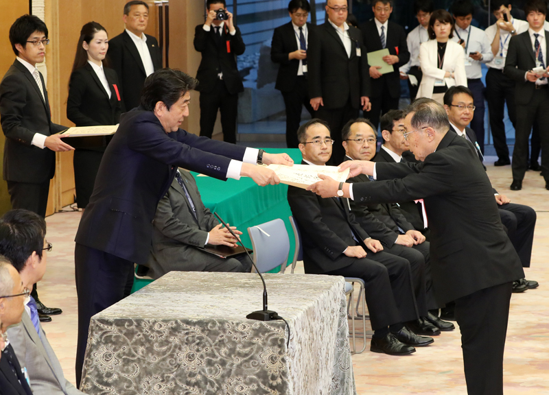 安倍总理在总理大臣官邸出席了2018年安全功劳者内阁总理大臣表彰仪式。