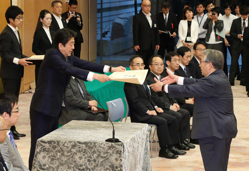 安倍总理在总理大臣官邸出席了2018年安全功劳者内阁总理大臣表彰仪式。