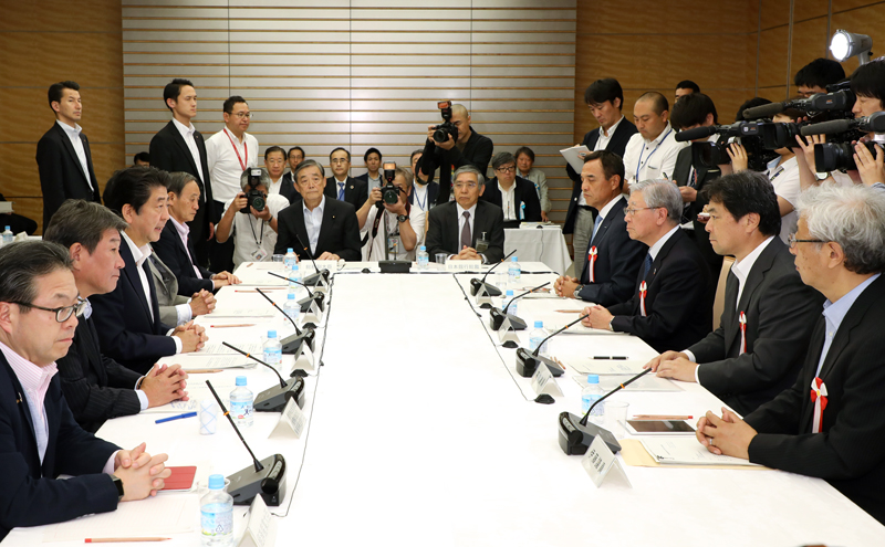安倍总理在总理大臣官邸召开了2018年第10次经济财政咨询会议。