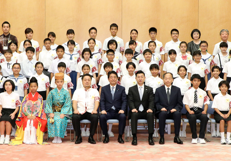 安倍总理在总理大臣官邸接受了第57届冲绳小记者团和第35届函馆小记者团的拜访。