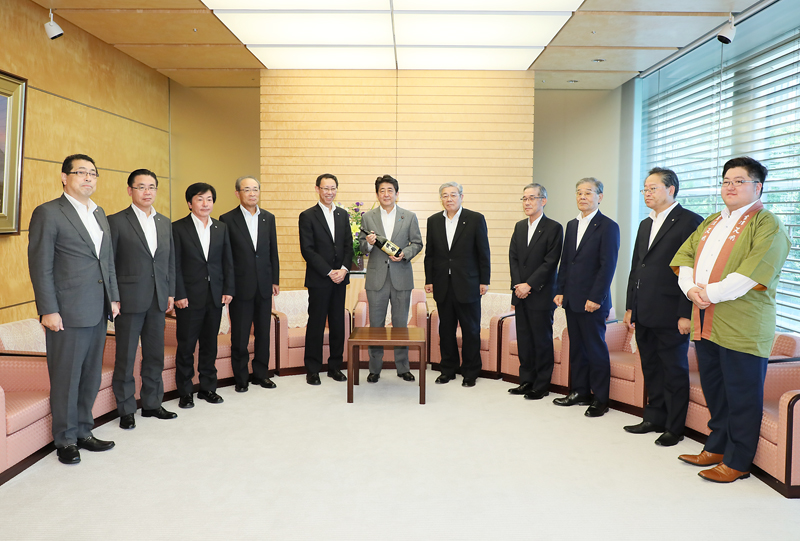 安倍总理在总理大臣官邸接受了“创造好工作”产业博览会执行委员会的拜访。
