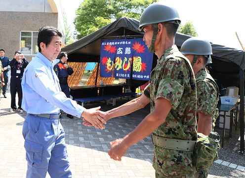 安倍总理为了视察2018年7月暴雨造成的灾害状况访问了广岛县。
