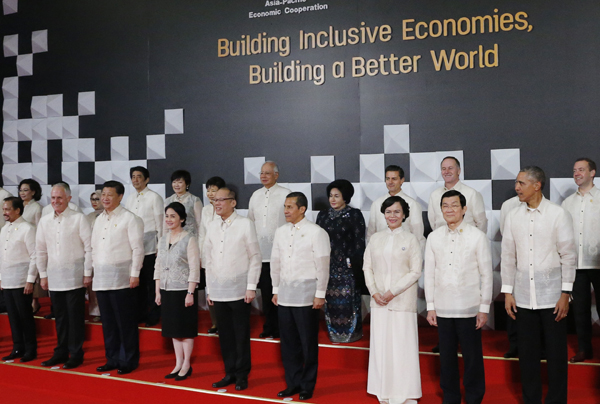 安倍总理为出席亚太经合组织（APEC）领导人会议访问了菲律宾共和国的马尼拉。