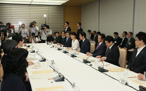 安倍总理在总理大臣官邸召开了第17次行政改革推进会议。